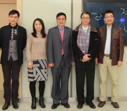 Image 2. From the right: Dr Richard Yi-Tsun KAO (Associate Professor, Department of Microbiology, HKUMed), Dr Pak-Leung HO (Director of the HKU Carol Yu Centre for Infection from the Department of Microbiology), Professor Hongzhe SUN (Norman & Cecilia Yip Professor in Bioinorganic Chemistry and Chair Professor of Research Division for Chemistry), Dr Hongyan Li (Senior research associate, Research Division for Chemistry) and Dr Runming Wang (Postdoctoral researcher, Research Division for Chemistry).